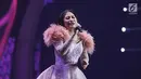 Penampilan Aktris Prilly Latuconsina saat berkolaborasi dengan Armada Band ketika membawakan lagu Asal Kau Bahagia pada malam puncak HUT ke-27 SCTV di Hall D, Jiexpo Kemayoran, Jakarta, Kamis (24/8). (Liputan6.com/Herman Zakharia)