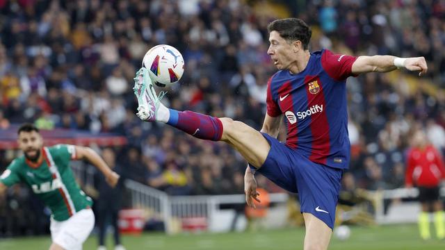 Foto: Foto: Momen Kebangkitan Robert Lewandowski, Borong 2 Gol dan Bawa Barcelona Comeback Atas Alavas