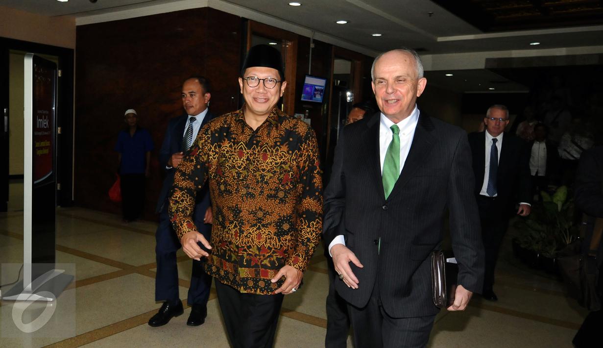 Dubes AS untuk Indonesia, Joseph R Donovan bersama Menteri Agama Lukman Hakim Saifuddin usai melakukan pertemuan di Kemenag, Jakarta, Selasa (7/2). Pertemuan untuk memperbanyak kerjasama bidang pendidikan. (Liputan6.com/Helmi Fithriansyah)