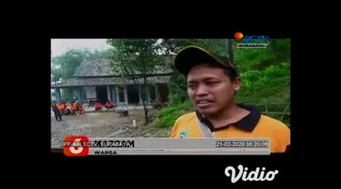 Rumah warga di lereng Gunung Lawu, Magetan, Jawa Timur diterjang longsor petugas BPBD dibantu warga berupaya melakukan pembersihan material yang terkena longsor. Di Magetan terdapat 42 desa di 7 Kecamatan yang dinyatakan rawan longsor ketika hujan tu...