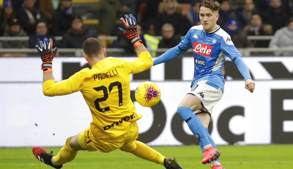 Kiper Inter Milan, Daniele Padelli, berusaha menghadang tendangan pemain Napoli, Piotr Zielinski, pada laga semifinal Coppa Italia di Stadion Giuseppe Meazza, Rabu (12/2/2020). Inter Milan takluk 0-1 dari Napoli. (AP/Luca Bruno)
