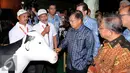 Wakil Presiden Jusuf Kalla bersama Menko Perekonomian Darmin Nasution berbincang dengan perwakilan peternak sapi perah usai menghadiri pembukaan pertemuan khusus Pisagro, Kadin, ISEI diJakarta, Senin (23/5/2016). (Liputan6.com/Helmi Fithriansyah)