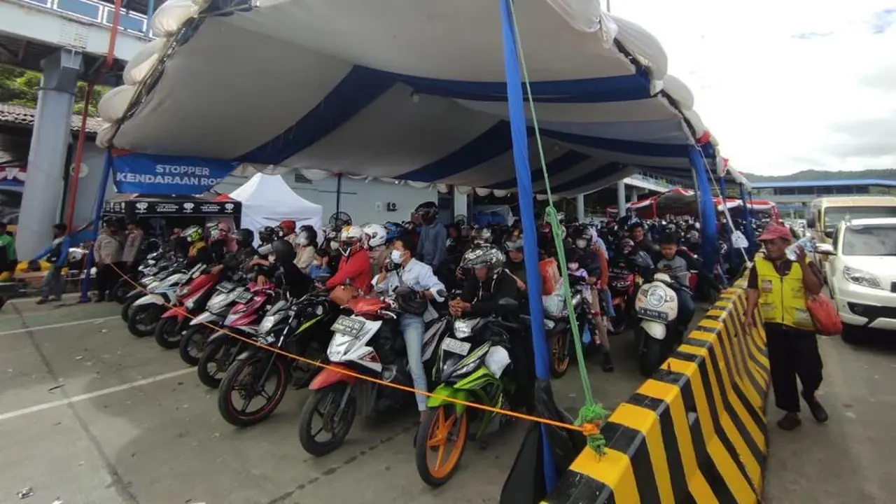 Kedatangan sepeda motor mengalir terdistribusi merata ke seluruh  dermaga Pelabuhan Penyeberangan  Merak Banten. (Dok Kemenhub)
