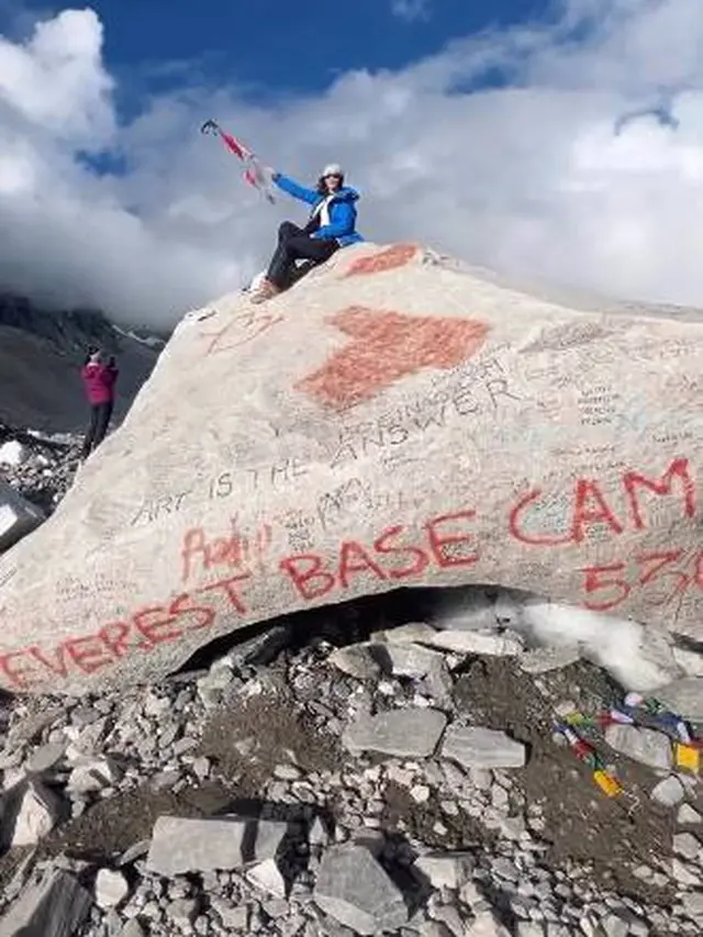 Dikelilingi Gunung Es, Ini 7 Potret Della Dartyan Sampai di Everest Base Camp