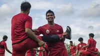 Gelandang Persija, Sandi Sute, melakukan pemanasan saat latihan perdana Macan Kemayoran di Lapangan Sutasoma, Jakarta, Senin (18/12/2017). Latihan ini diikuti oleh 31 pemain, yang tujuh diantaranya pemain baru. (Bola.com/Vitalis Yogi Trisna)