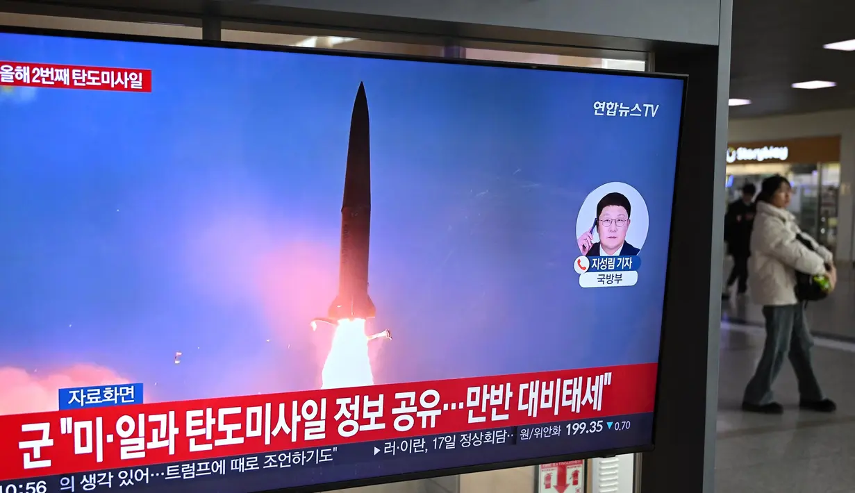 Peluncuran uji coba rudal Korea Utara ini terjadi di tengah menguatnya hubungan antara Jepang dan Korea Selatan. (JUNG YEON-JE/AFP)