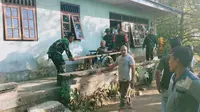 Tentara membantu warga mengungsi menyusul meningkatnya aktivitas gunung Karangetang Sumatera Utara (foyo:Liputan6.com/humas bnpb)