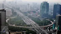 Pemandangan Simpang Susun Semanggi pada sore hari, Jakarta, Rabu (26/4). Diperkirakan jalan layang Simpang Semanggi bisa rampung pada Juli 2017 sehingga bisa beroperasi pada 17 Agustus 2017 (Liputan6.com/Angga Yuniar)