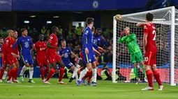 Kiper 23 tahun itu tampil tenang dan mencatatkan setidaknya empat penyelamatan untuk membantu Liverpool mengamankan satu poin. (AFP/Adrian Dennis)