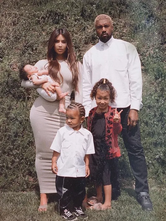 Sementara itu, Sabtu dan Minggu pun Kim Kardashian habiskan untuk quality time bersama Kanye dan ketiga anaknya. (instagram/kimkardashian)