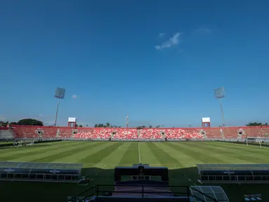 Kondisi Stadion I Wayan Dipta di Gianyar, Bali, Rabu (5/8/2026), sehari menjelang laga final Piala Presiden 2026. Hamparan rumput hijau yang terawat berpadu dengan langit biru cerah menambah kemegahan stadion yang akan menjadi arena final Persebaya Surabaya melawan Persib Bandung serta perebutan tempat ketiga antara Persija Jakarta dan Arema FC. (KLY/Budy Santoso)