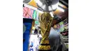 Piala Dunia 2014 membuat permintaan piala ataupun suvenir replika Piala Dunia meningkat hingga 20 persen dari bulan sebelumnya, Jakarta, Selasa (24/6/14). (Liputan6.com/Faizal Fanani)