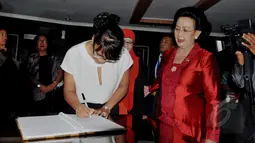 Istri Presiden Madagaskar, Voahangy Rajaonarimampianina mengisi buku tamu saat berkunjung ke ke DPD RI, Komplek Parlemen Senayan, Jakarta, Rabu (22/4/2015). Voahangy diterima Wakil Ketua DPD RI GKR Hemas. (Liputan6.com/Andrian M Tunay)