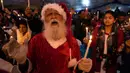 Umat ​​Kristen Pakistan memegang lilin saat kebaktian perayaan Natal di Lahore, Pakistan, Rabu (20/12/2023). Di Pakistan, tanggal 25 Desember adalah hari libur umum, tetapi ini untuk mengenang Jinnah, pendiri Pakistan. (AP Photo/K.M. Chaudary)