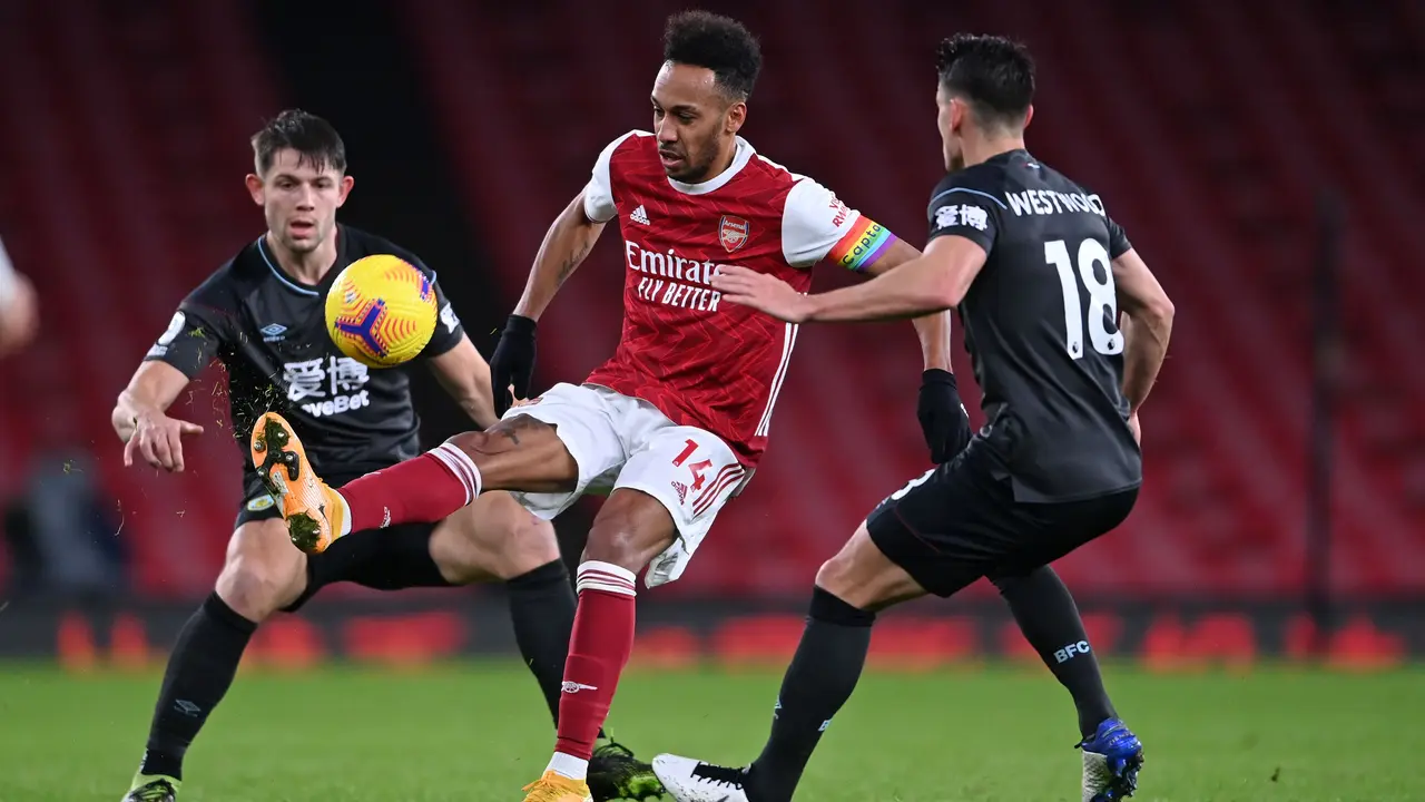 Foto Liga Inggris: Diwarnai Kartu Merah dan Gol Bunuh Diri, Arsenal Terkapar di Emirates
