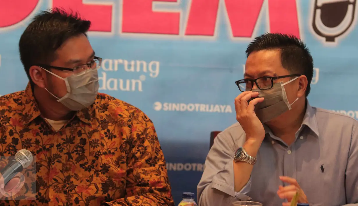 Sejumlah narasumber mengenakan masker saat menjadi pembicara dalam diskusi di kawasan Menteng, Jakarta, Sabtu (10/10/2015). Diskusi tersebut membahas kabut asap dari kebakaran hutan yang semakin pekat. (Liputan6.com/Angga Yuniar)