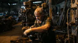 Seorang pekerja membuat senjata di sebuah pabrik di Misrata, Libya (11/2/2020). Para pekerja tersebut merakit senjata untuk pasukan garis depan Tripoli yang setia kepada Pemerintah Kesepakatan Nasional (Government of National Accord/GNA) Libya yang diakui PBB. (Xinhua/Amru Salahuddien)