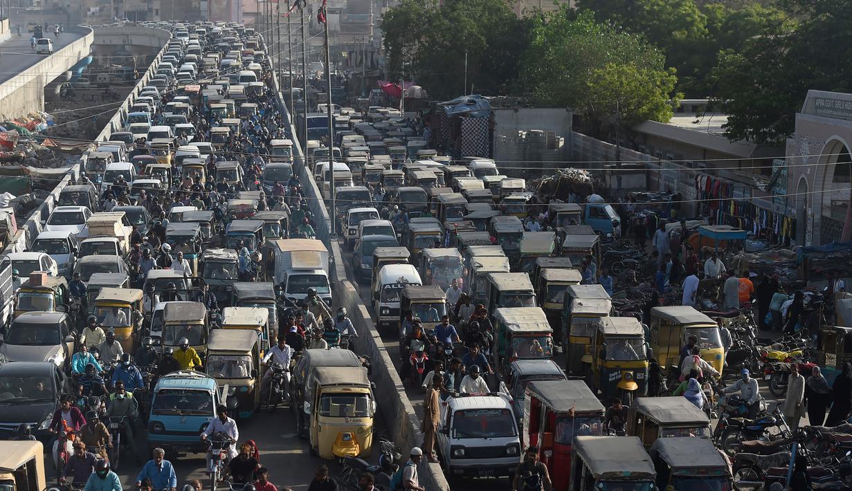 Sejumlah kendaraan terjebak kemacetan lalu lintas di jalan setelah pemerintah melonggarkan penguncian nasional (lockdown) di Karachi, Senin (18/5/2020). Pelonggaran dilakukan kendati Pakistan mengalami kenaikan jumlah orang yang terinfeksi virus corona sejak lockdown diberlakukan. (Asif HASSAN/AFP)