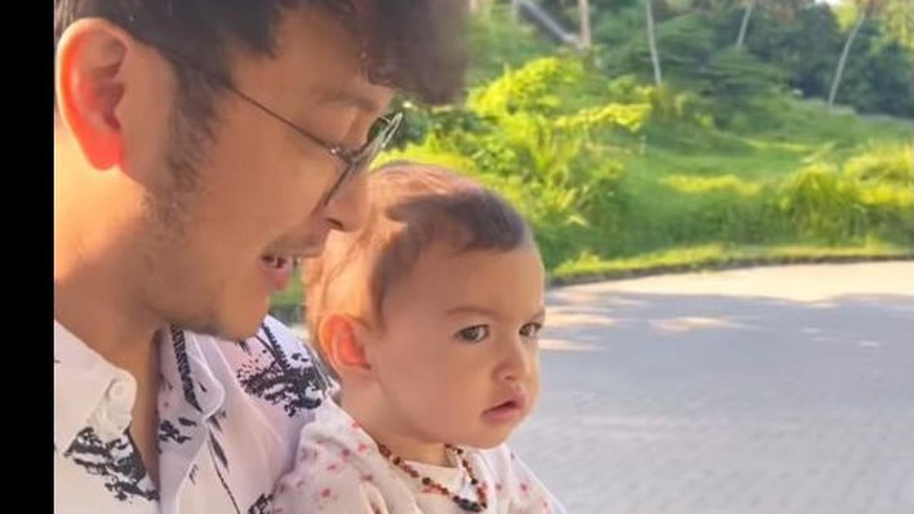 Potret kebersamaan Baby Djiwa dengan sang ayah, Dimas Anggara. Dimas tampak menggendong Baby Djiwa.