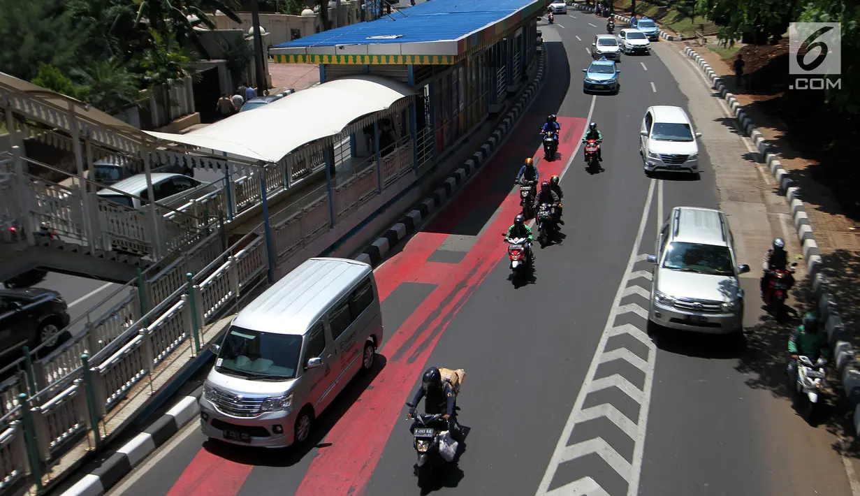 Sejumlah kendaraan melintasi Jalan Metro Pondok Indah, Jakarta, Senin (3/9). Penerapan sistem ganjil-genap di Jalan Metro Pondok Indah dihapus karena tidak ada kegiatan Asian Para Games di kawasan tersebut. (Liputan6.com/Johan Tallo)