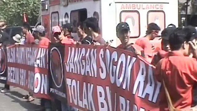 Tolak BBM Naik, Massa PDIP `Merahkan` Tugu Proklamasi