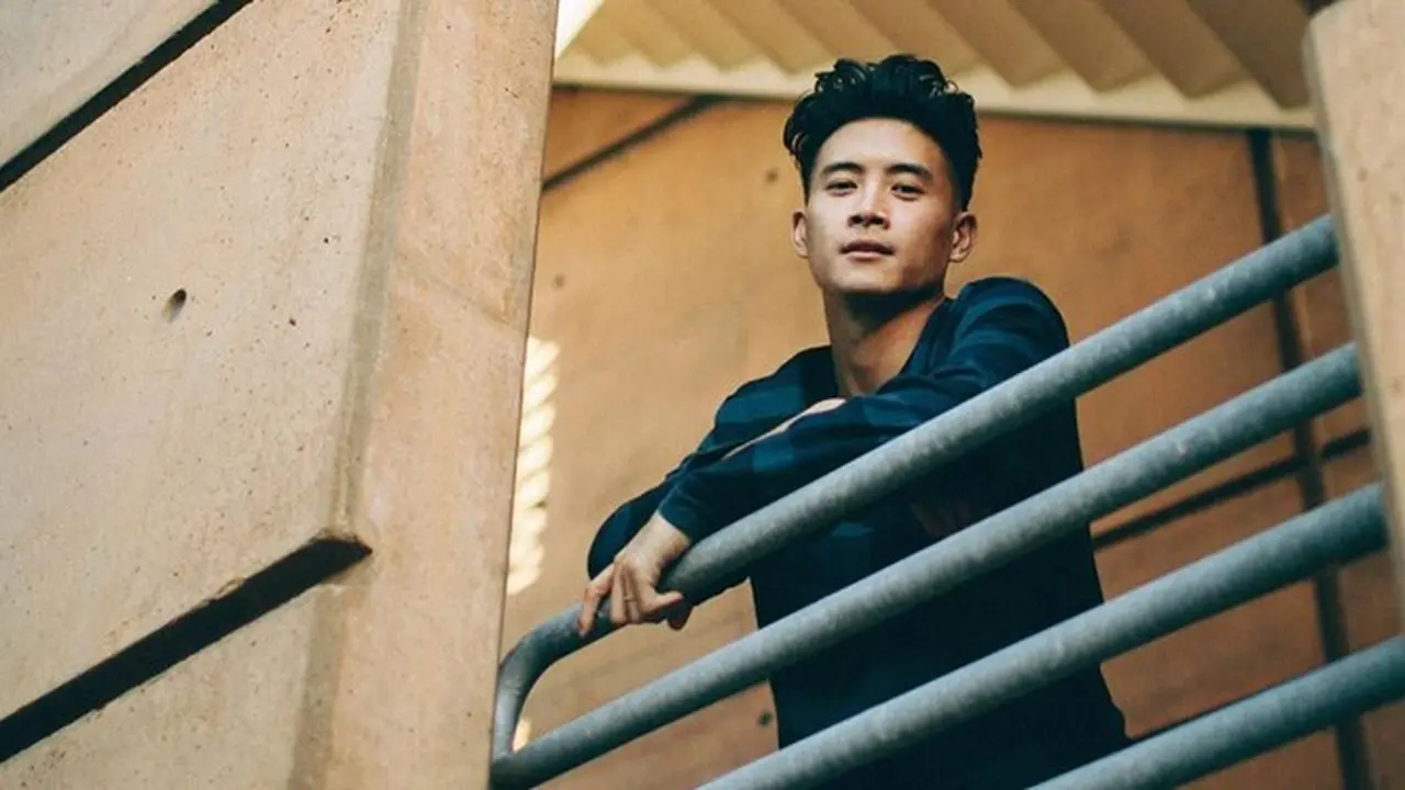 8 Potret Peter Sudarso, Aktor Asal Indonesia yang Main di Film Pendek NIKI