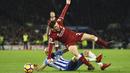 Pemain Brighton, Bruno Saltor (kiri) menghalangi pemain Liverpool, Andrew Robertson (kanan) pada laga Premier League pekan ke-15 di di American Express Community Stadium, Brighton, (2/12/2017). Liverpool menang telak 5-1. (AFP/Glyn Kirk)