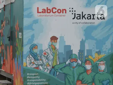 Poster Laboratorium Container (lab Con) COVID-19 RSKD Duren Sawit, Jakarta, Kamis (18/6/2020). Pemprov DKI memiliki 4 lab pemeriksaan PCR COVID-19, Labkesda, RSUD Tarakan, Lab Con RSUD Paasar Minggu, Lab Con RSKD Duren Sawit. (merdeka.com/Imam Buhori)