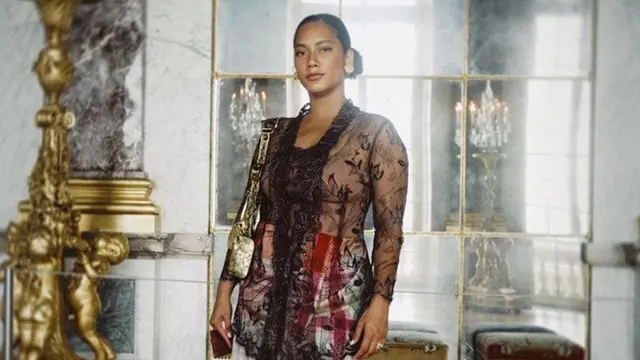 7 Pesona Tara Basro Pakai Kebaya di Istana Versailles Prancis, Elegan