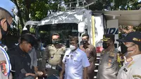 Pemerintah Kabupaten Cirebon akan menindak tegas tiap pelanggar PPKM Darurat. Bahkan petugas tak segan untuk langsung memberikan denda di tempat kepada para pelanggar. (Liputan6.com/ Panji)