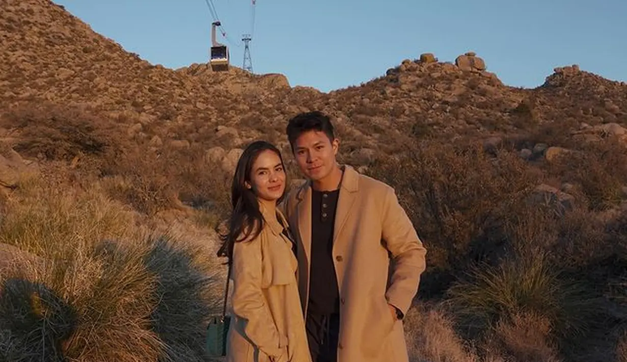 Liburan di Mexico, Fero dan Steffi kompak mengenakan outfit hitam-cokelat dengan outer yang persis.