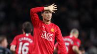 Cristiano Ronaldo berkembang menjadi pemain top dunia bersama Manchester United di bawah asuhan Sir Alex Ferguson. Sang pemain memutuskan hengkang dari Old Trafford kala nilai pasarnya ditaksir sebesar 60 juta euro. Ia ditebus Real Madrid dengan harga sebesar 94 juta euro pada bursa transfer musim panas 2009/2010. Ronaldo sempat bermain dalam 292 laga dengan mencetak 118 gol dan 68 assist sebelum akhirnya kembali lagi ke Manchester United pada musim lalu. (AFP/Andrew Yates)