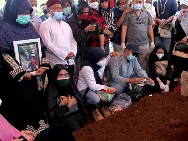 Keluarga mengikuti proses pemakaman terhadap pramugari Nam Air, Isti Yudha Prastika (34) yang menjadi korban jatuhnya pesawat Sriwijaya Air SJ 182, di TPU Pondok Petir, Depok, Sabtu (16/1/2020). Pada saat kejadian Isti dalam status sebagai penumpang Sriwijaya Air. (merdeka.com/Arie Basuki)