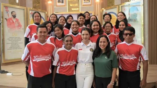 Bertugas di Kemenpora, Ini 7 Potret Mikha Tambayong Bersama Para Atlet