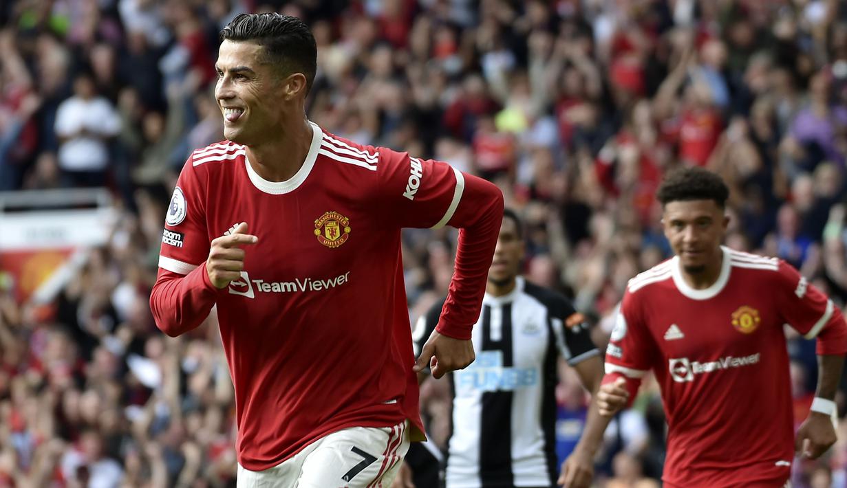 Cristiano Ronaldo menjadi salah satu pencetak gol tertua di Manchaster United, yaitu 36 tahun 7 bulan 4 hari. Ronaldo mencatatkan namanya saat melawan Newcastle dengan skor akhir 4-1 untuk kemenangan MU. (AP/Rui Vieira)