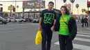 Pasangan selebriti ini begitu menikmati momen liburan bersama. Mereka terlihat bersenang-senang karena pertama kali liburan jauh bersama. Ririn dan Ibnu Jamil bahkan tampil kompak memakai outfit hitam dan hijau saat jalan-jalan berdua di jalanan kota Los Angeles, California. (Liputan6.com/IG/@ririnekawati)