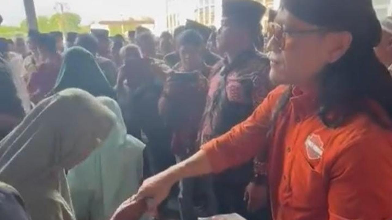 Gus Miftah menegaskan pembagian duit itu murni sedekah dan tidak ada kaitan dengan apa pun, apalagi politik jelang pemilihan presiden (Pilpres) 2024.<br>
