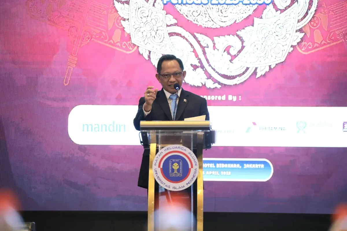 Menteri Dalam Negeri (Mendagri) Muhammad Tito Karnavian saat menghadiri acara Pelantikan Pengurus dan Halalbihalal Ikatan Keluarga Alumni (IKA) Universitas Islam Indonesia (UII) 2025 Dewan Pimpinan Pusat (DPP) IKA UII, di Hotel Bidakara, Jakarta, Jumat (2