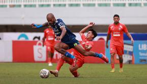 Pemain Persib Bandung, David da Silva (kiri) berusaha mengontrol bola dibayangi pemain Borneo FC, M Taufany Muslihuddin dalam pertandingan lanjutan BRI Liga 1 2022/2023 yang berlangsung di Stadion Pakansari, Bogor, Kamis (26/1/2023). (Bola.com/Ikhwan Yanuar)