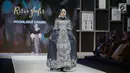 Model mengenakan busana rancangan desainer Riris Ghofir saat tampil dalam Muslim Fashion Festival 2018 di Jakarta, Jumat (20/4). Riris Ghofir menampilkan rancanganya dengan tema 'Moonlight Charm'. (Liputan6.com/Faizal Fanani)