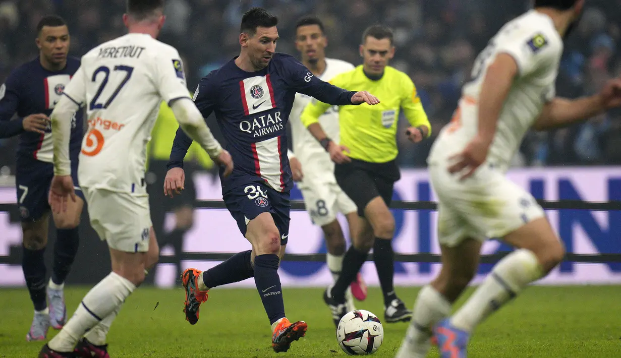Pemain PSG, Lionel Messi menggiring bola untuk melewati pemain Marseille pada laga lanjutan Liga Prancis 2022/2023 yang berlangsung di Velodrome Stadium, Jakarta, Senin (27/02/2023) dini hari WIB. Les Parisiens menang dengan skor 3-0.