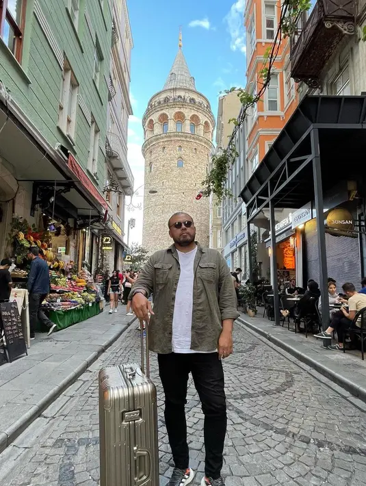 Mengunggah lima foto dengan lokasi di sekitar Galata Tower Istanbul, Turki atau Turkiye, Joko Anwar mencuit ringkas pada 14 September 2022, “Getaway sebentar yang sangat dibutuhkan daripada meninggoy.” Dalam foto, Joko Anwar mengenakan kaus putih berbalut kemeja lengan panjang hijau yang disingsingkan. Celana panjang hitam, sneakers, berikut koper silver menyempurnakan penampilannya. (Foto: Dok. Instagram @jokoanwar)