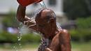 Seorang pria mendinginkan diri di tengah cuaca panas di sebuah taman di Karachi, Pakistan, Selasa (21/5/2024). (AP Photo/Fareed Khan)
