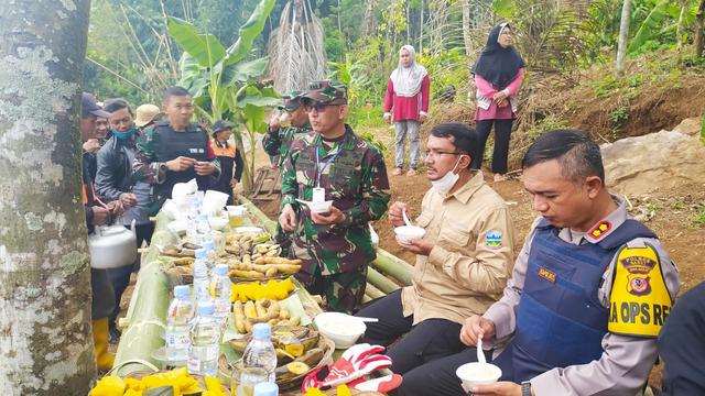 Disuguhui makanan khas masyarakat desa yang bersumber dari alam, jajaran Forkopimda Garut, Jawa Barat menikmati sensasi di atas ketinggian saat menunjau progres TMMD ke-108 di Kecamatan Cibatu, Garut, beberapa waktu lalu.