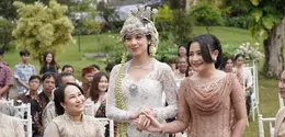 Zee Asadel tampil bak pengantin Sunda, sementara Prilly Latuconsina bagai bridesmaid. [@risa_saraswati].