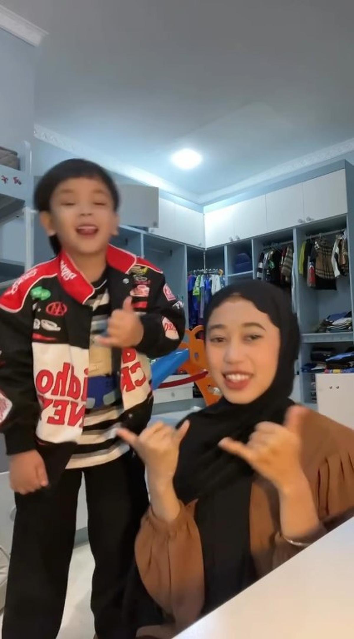 Joget Bareng Pengasuhnya, Gaya Gala Sky bak Anak Bujang - Disebut Jefri Nichol Versi Sachet