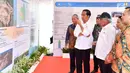 Presiden Jokowi (dua kiri) bersama Gubernur Lampung Muhammad Ridho (kanan) dan sejumlah menteri berdialog saat peresmian Tol Bakauheni di Lampung Selatan, Lampung, Minggu (21/1). (Liputan6.com/Pool/Biro Setpres)