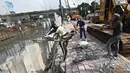 Pekerja menyelesaikan pemasangan turab di Kali Sentiong, Jakarta Pusat, Rabu (15/3/2016). Pemasangan turab tersebut dilakukan untuk memperkokoh dinding kali agar lebih kuat, terutama saat musim hujan. (Liputan6.com/Immanuel Antonius)