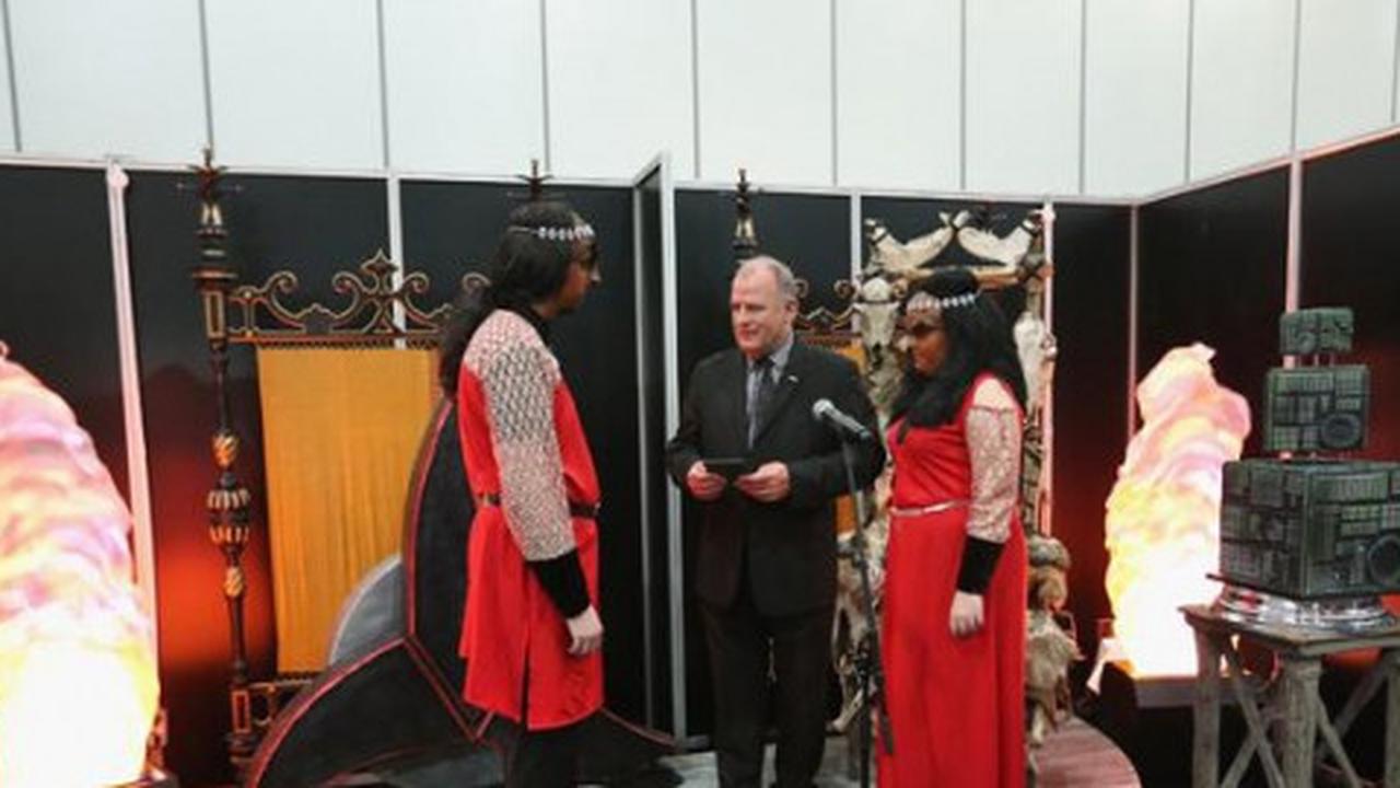 Pasangan Star Trek menikah ala Klingon