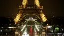 Suasana pemandangan Menara Eiffel yang diterangi lampu dari Trocadero Plaza di Paris, Prancis (1/9).( AFP Photo/Ludovic Marin)